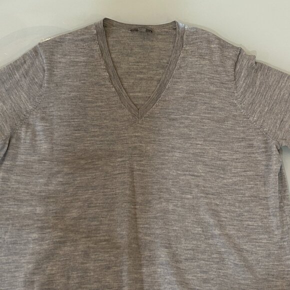 COS V- neck fine knitted merino wool sweater. - Picture 3 of 9